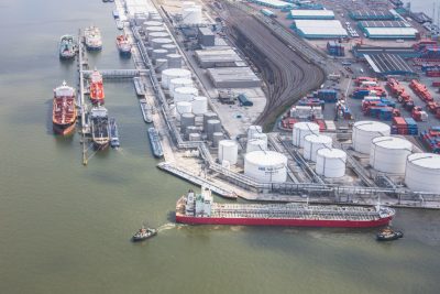 tanker aangemeerd aan terminal chemie antwerpse haven