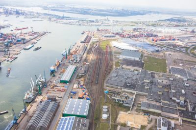 luchtfoto spoorlijnen aan kade antwerpse haven