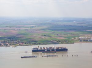 Containerschip MCS vaart voorbij Doel Antwerpse haven