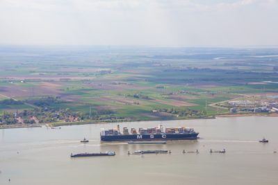 Containerschip MCS vaart voorbij Doel Antwerpse haven