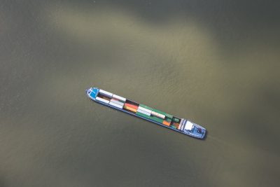 Binnenvaartschip Antwerpse haven luchtfoto