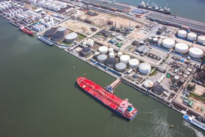 tankerschip aan kaai chemiebedrijf haven van antwerpen