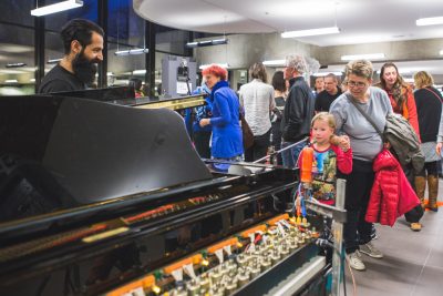 pratende piano tijdens stormopkomst 2016