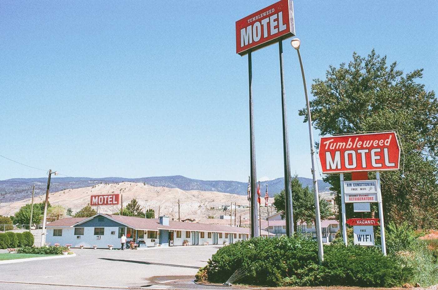 analog photo series on motels in Canada by Sacha Jennis